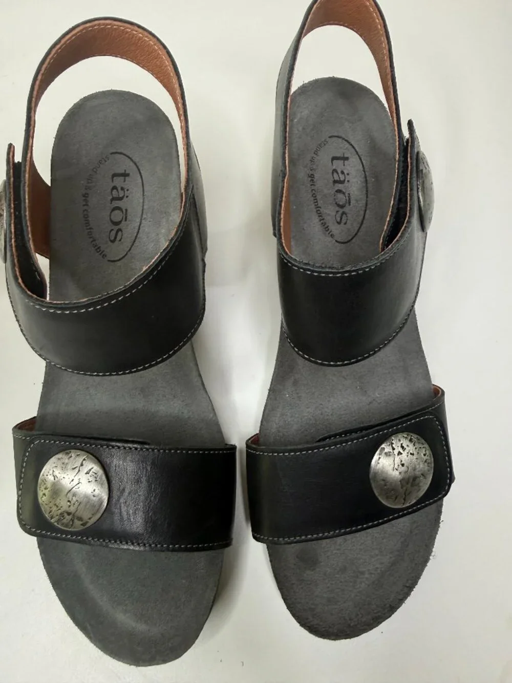 Taos Carousel 3 Wedge Sandal Womens 8-8.5 Black Leather Medallion Strap Open Toe